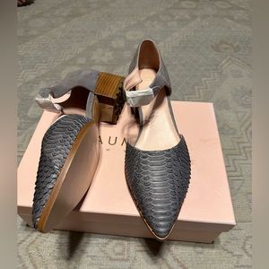 NEW IN THE BOX MAUMERO NEW YORK WOMEN BEAUTIFUL 🤩 GRAY COLOR SHOES SIZE …